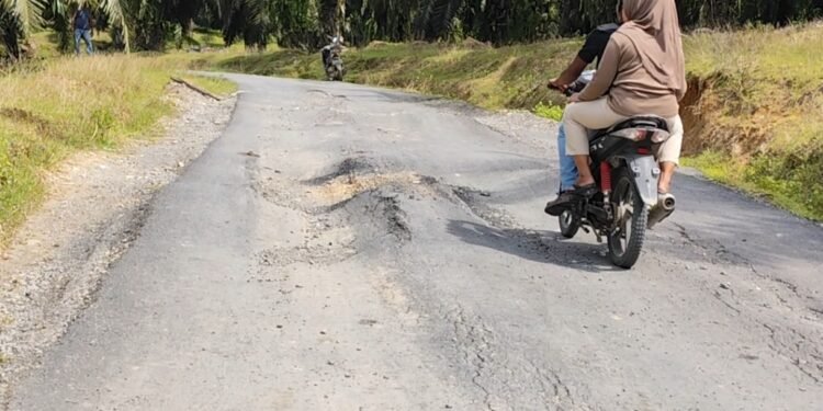 Kuras Anggaran Rp 6,8 Miliar, Jalan yang Menghubungkan 2 Desa di Langkat tak Sesuai Bestek