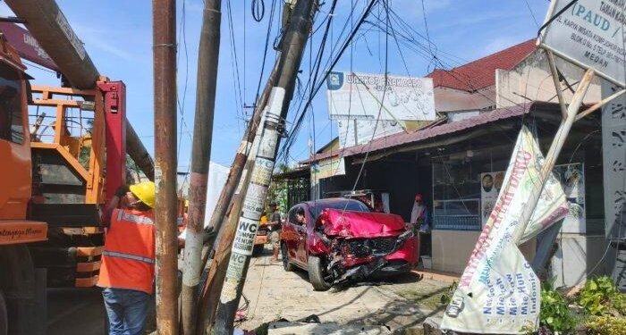 Mobil Mazda CX-5 Tabrak Tiang Listrik di Medan Johor, Polisi Temukan Miras