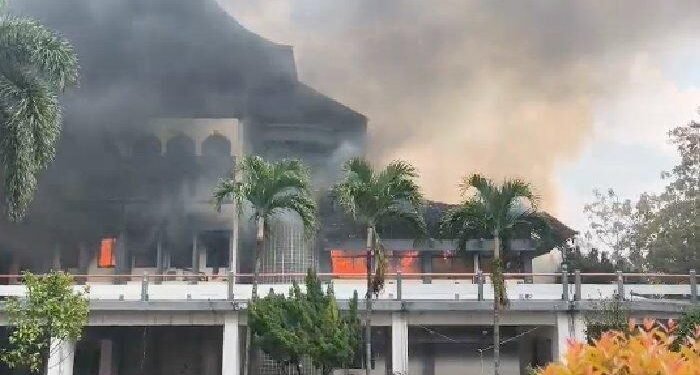 Hari Ini Kantor DPRD NTB Dibakar dan Dijarah Pendemo, Sebelumnya di Makassar