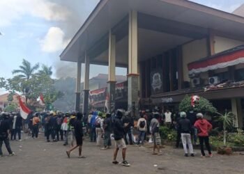 Kantor DPRD Cirebon Juga Dibakar Pendemo, Warga : Mulanya Hanya Lemparan Batu dan Botol
