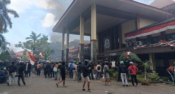 Kantor DPRD Cirebon Juga Dibakar Pendemo, Warga : Mulanya Hanya Lemparan Batu dan Botol