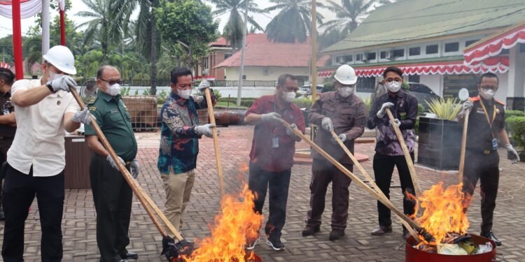 Kejari Langkat Musnahkan Barang Bukti Tindak Pidana Umum, Ada 2 Unit Sampan