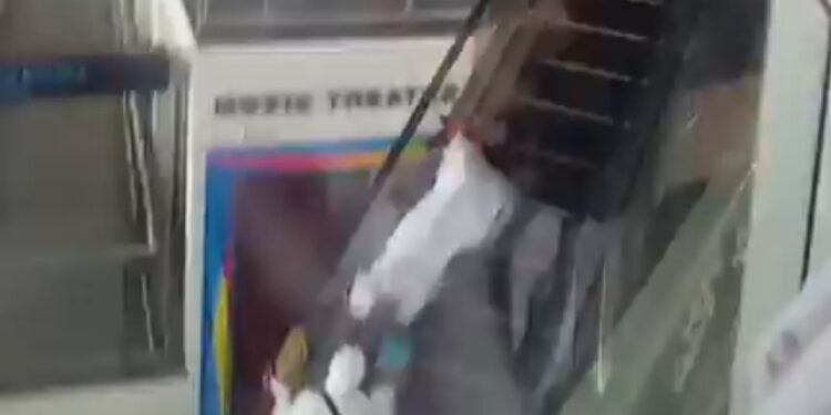 Jemaah Umrah Wanita Terjatuh dan Tersungkur di Eskalator Bandara Kualanamu