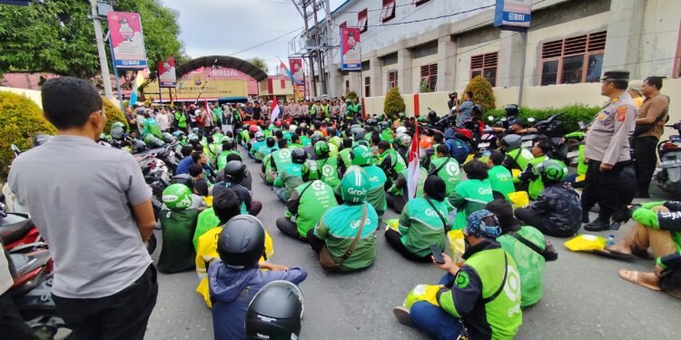 Demo Ojol di Polres Binjai Kondusif, Tiba-Tiba Mendadak Driver Dibagikan Beras SPHP