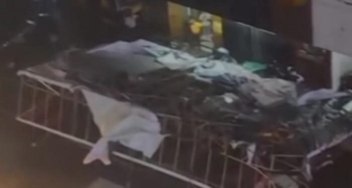 Papan Reklame Berukuran Besar Tumbang dan Timpa Kendaraan Warga di Kota Medan