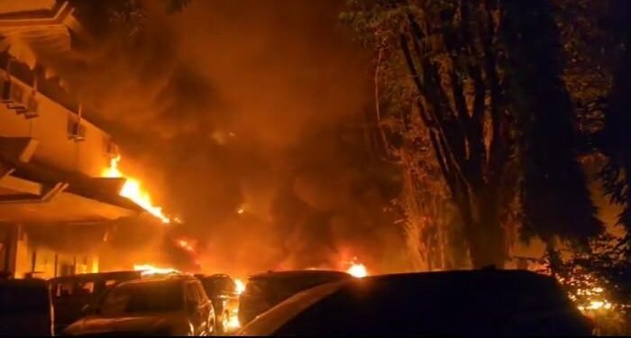 WOW ! Gedung DPRD Makassar Dibakar, Massa Merangsek ke Ruang Rapat Paripurna