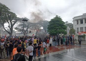 Meski Hujan, Pendemo Tetap Geruduk Kantor DPRD Sumut
