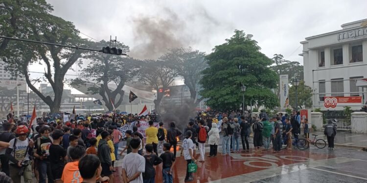 Meski Hujan, Pendemo Tetap Geruduk Kantor DPRD Sumut