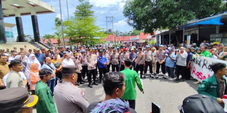 Massa Aksi Geruduk Kantor DPRD Kota Binjai, Berikut Ini Tuntutannya