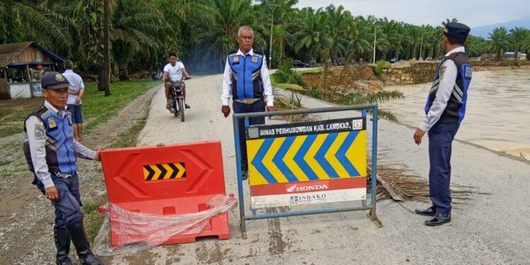 Dishub Langkat Pastikan Rambu Terpasang Dilokasi Mobil Panther yang Terjun ke Sungai