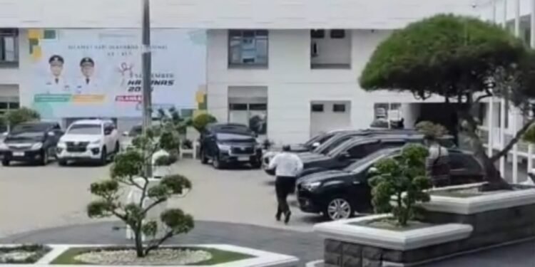 Eks Pj Bupati Langkat Kocar Kacir Lari saat Hendak Diwawancarai Soal Dugaan Korupsi Smartboard