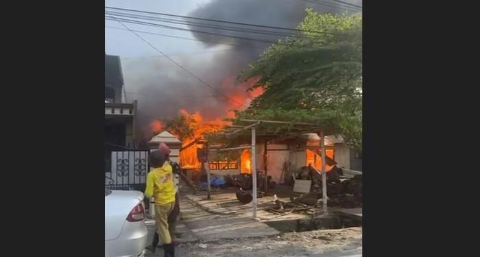 Bengkel Motor Ludes Terbakar di Medan Sunggal, 5 Unit Mobil Pemadam Jinakkan Api