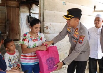 Tegaskan Komitmen Jaga Kamtibmas di Desa Aek Horsik, Kapolres Tapteng Salurkan Bansos