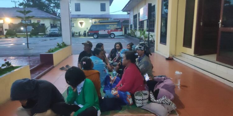 Keluarga Kades Ngungsi ke Polres Dairi Usai Rumah Dirusak, Ini Penyebabnya