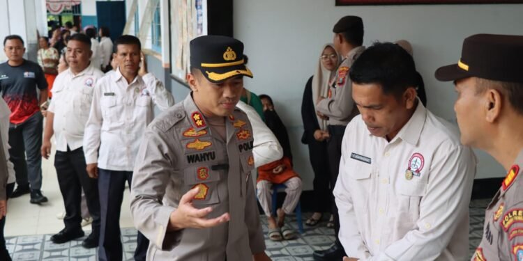 Kapolres Tapteng Motivasi Siswa SMAN 2 Tukka : Tunjukkan Hebatmu dengan Prestasi !