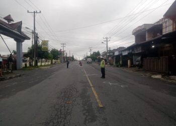 Lawan Arah, Mobil Pikap Tabrak Bhabinkamtibmas di Depan Polres Dairi, Korban Alami Patah Tulang