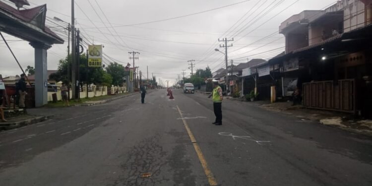 Lawan Arah, Mobil Pikap Tabrak Bhabinkamtibmas di Depan Polres Dairi, Korban Alami Patah Tulang