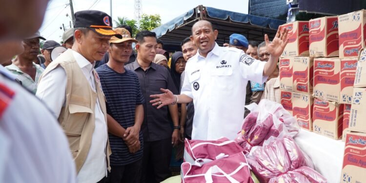Masyarakat Desa Pantai Cermin Terisolir Akibat Banjir, Bupati Langkat Tembus Naik Getek