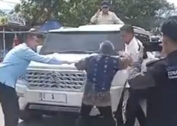 MENGEJUTKAN Pria Paruh Baya Tunjuk dan Adang Mobil Presiden Prabowo di Langkat