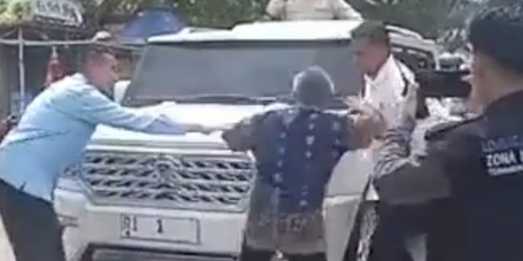 MENGEJUTKAN Pria Paruh Baya Tunjuk dan Adang Mobil Presiden Prabowo di Langkat