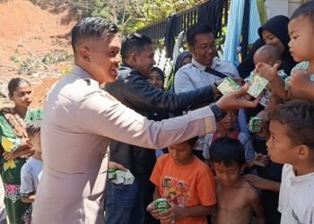 Resimen Dharma Rakshaka Nayaka 54 Bagikan Susu Gratis untuk Anak-anak Pengungsi di Sibolga