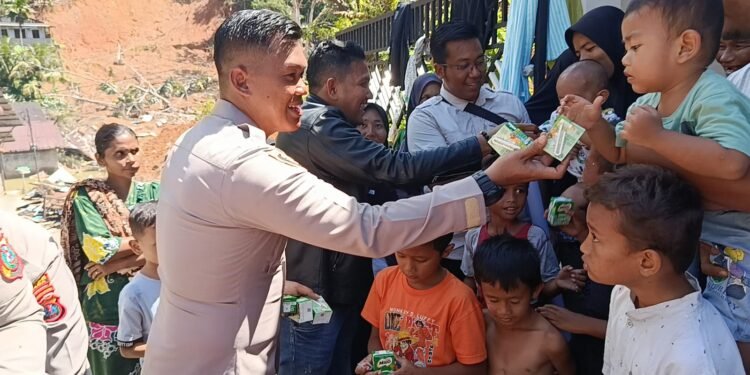 Resimen Dharma Rakshaka Nayaka 54 Bagikan Susu Gratis untuk Anak-anak Pengungsi di Sibolga