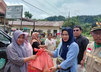 Relawan STIE Al-Washliyah Beri Bantuan untuk Mahasiswa Korban Banjir dan Longsor di Sibolga
