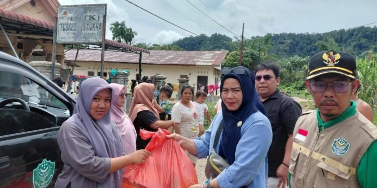 Relawan STIE Al-Washliyah Beri Bantuan untuk Mahasiswa Korban Banjir dan Longsor di Sibolga