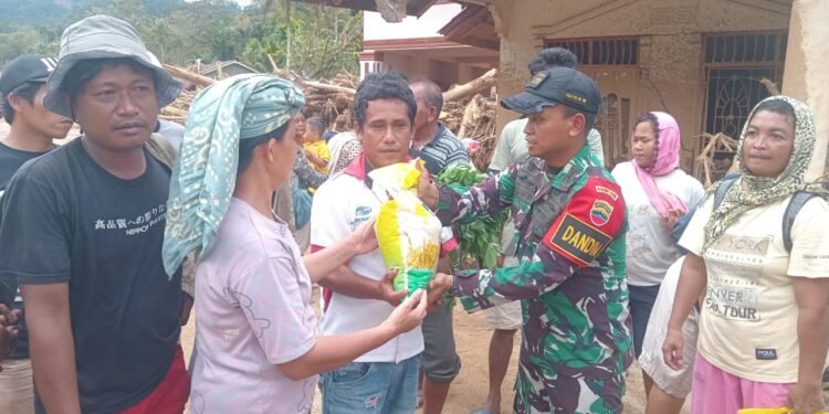 Sambangi Pengungsi di Tengah Banjir Bandang, Dandim 0211/Tapteng Salurkan Bantuan