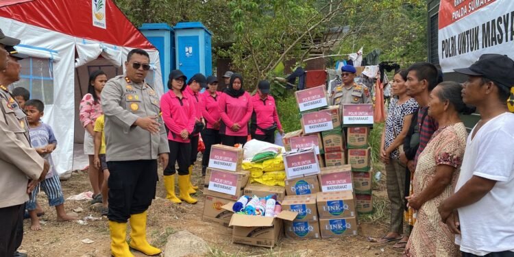 Polres Sibolga Salurkan Bansos Kapolri dan Kapolda Sumut ke Korban Banjir