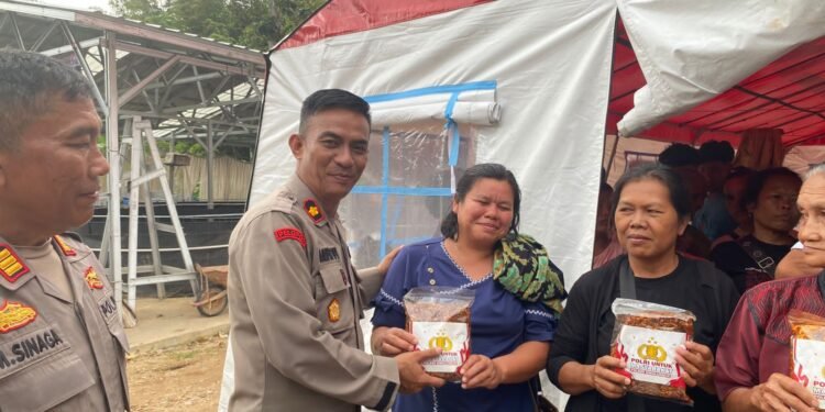 Polres Sibolga Salurkan Bansos Korban Banjir-Longsor