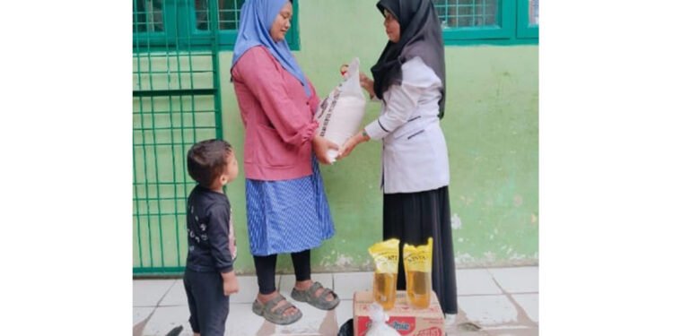 Kepala MIN 1 Sibolga Salurkan Bantuan ke Orang Tua Siswa Terdampak Musibah
