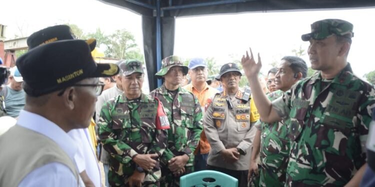 Pangdam I/BB dan Danrem 023/KS Tinjau Lokasi Bencana Banjir dan Tanah Longsor di Desa Garoga