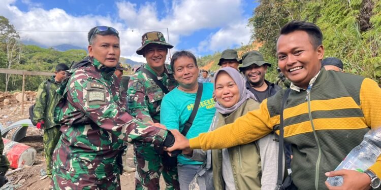 ICMI Bantu Starlink untuk TNI dan Masyarakat Kampung Camp PT KKA