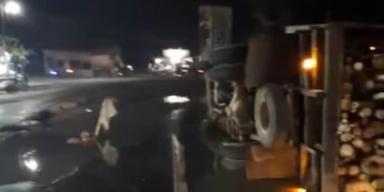 Usai Banjir Jalan di Tanjung Pura Makin Rusak, Satu Unit Truk Pun Terguling