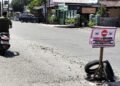 Lubang Menganga di Tengah Jalan, Masyarakat Pasang Plang Protes untuk Dinas PUTR Binjai