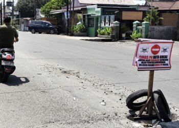 Lubang Menganga di Tengah Jalan, Masyarakat Pasang Plang Protes untuk Dinas PUTR Binjai