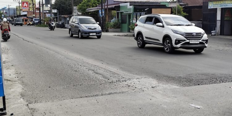 Usai Diprotes Masyarakat, Jalan Rusak di Kota Binjai Ditambal Tengah Malam