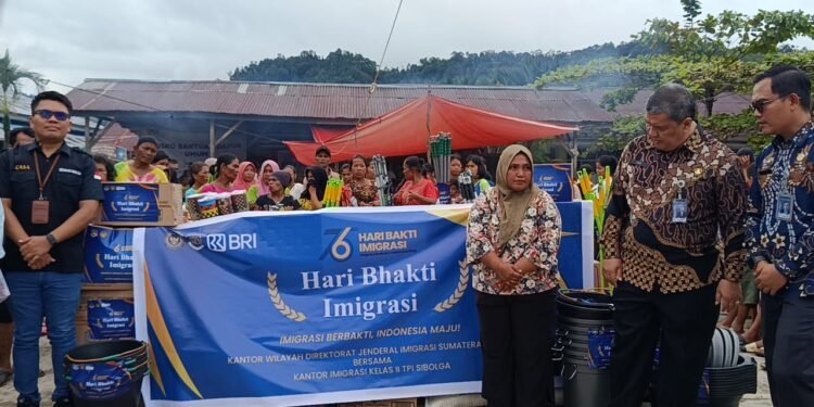 Imigrasi Sumut Salurkan Bansos untuk Korban Banjir di Tapteng