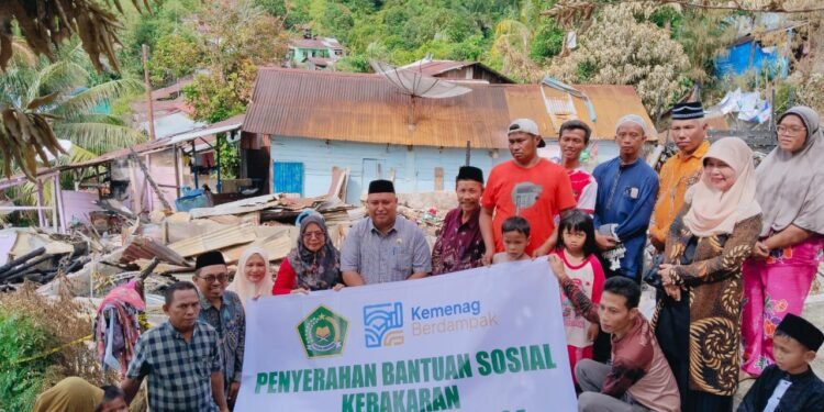 Peduli Korban Kebakaran, Kemenag Sibolga Beri Bantuan ke Keluarga Murid MIN 1