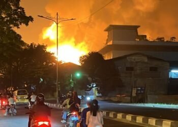 Api Besar dan Asap Hitam Tebal saat Pabrik Sendal Swallow Terbakar di Kota Medan