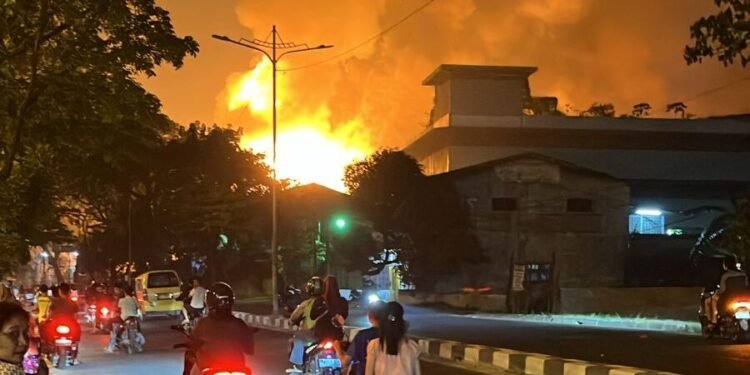 Api Besar dan Asap Hitam Tebal saat Pabrik Sendal Swallow Terbakar di Kota Medan
