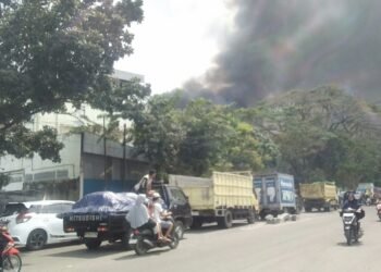 Belasan Jam Sudah, Api di Pabrik Swallow yang Terbakar di Kota Medan Masih Menyala
