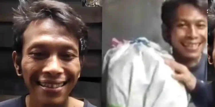 HEBOH ! Pria di Jakarta Barat Dikira Manggul Mayat, Ternyata Biawak yang Masih Hidup