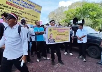 Terancam Dipecat, Ratusan Guru Honorer Geruduk Kantor Bupati Asahan