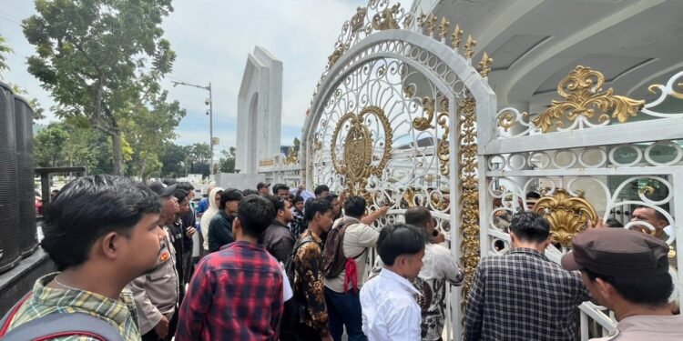 Pagar Kantor Gubsu Digoyang Mahasiswa, Desak Bobby Nasution Bongkar Diskotek Blue Night