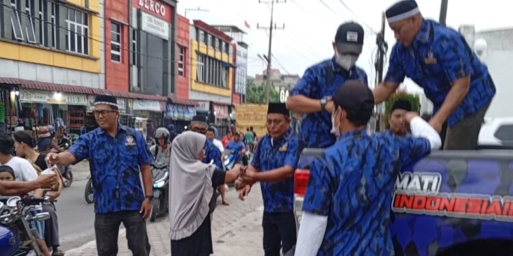 Selama Ramadhan KOMBAT Deliserdang Bagi-bagi Takjil Sebulan Penuh, Jasa : Semoga Setiap Tahun