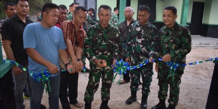 Danrem 023/KS Serahkan Kunci Rumah Asrama TNI AD untuk Prajurit Bantuan Kasad