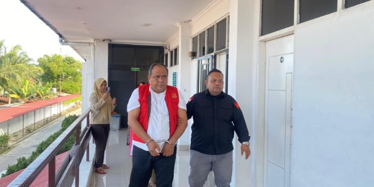 Penampakan Eks Kadis Ketapang dan Pertanian Binjai Resmi Ditahan Jaksa, Kedua Tangan Diborgol