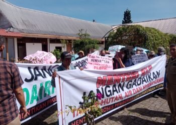 Pertemuan PT DPM dan Pemkab Dairi, APUK Bentangkan Spanduk Bentuk Penolakan